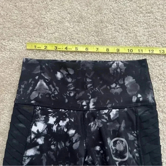 Lululemon Sunrise Salutation Workout Leggings Crop Vented High Rise Black WM 4 - Picture 7 of 16